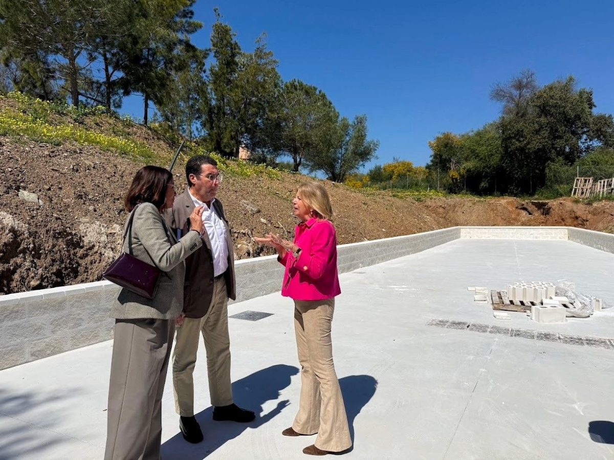 Marbella refuerza la limpieza en Las Chapas con nuevas instalaciones municipales - Marbella Limpieza Las Chapas La alcaldesa, en su visita a Las Chapas