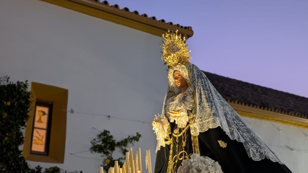 Ojén vive el Jueves Santo con el encuentro de Jesús Nazareno y la Virgen de los Dolores - Procesion Ojen Virgen de los Dolores procesionando en Ojén