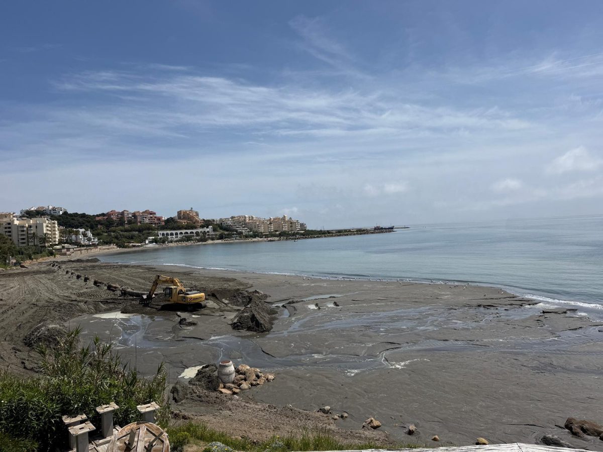 La playa del Cristo de Estepona se somete a trabajos de dragado para ganar arena de cara al verano - WhatsApp Image 2026 04 20 at 19.52.35 Trabajos de dragado en la playa del Cristo, en Estepona. / D.MACÍAS
