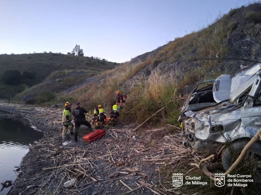 Muere un hombre de 42 años y un menor resulta herido al caer un coche por un desnivel cerca del embalse del Tomillar, Málaga - accidente embalse del Tomillar malaga accidente embalse del Tomillar malaga