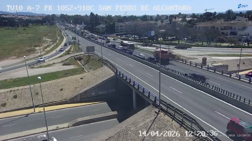 Caos en la A-7 de Marbella tras un accidente entre un coche y un camión en la entrada de Puerto Banús - atasco san pedro atasco san pedro