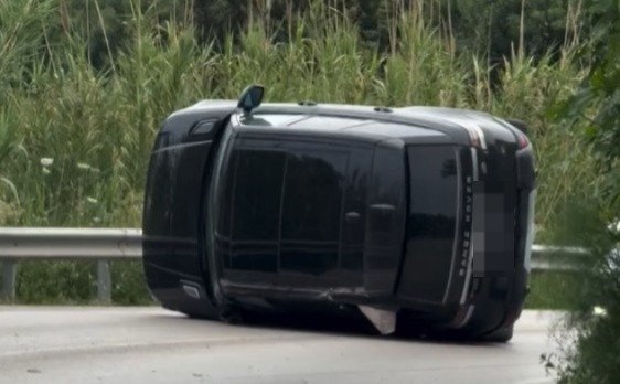 Un vehículo vuelca en la A-377 entre Manilva y Sabinillas y obliga a cortar un carril tras sufrir un accidente - coche accidente sabinillas coche accidente sabinillas