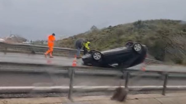 Un coche vuelca en la A-7 tras un accidente a la altura de El Higuerón, en Fuengirola - coche volcado a7 fuengirola coche volcado a7 fuengirola