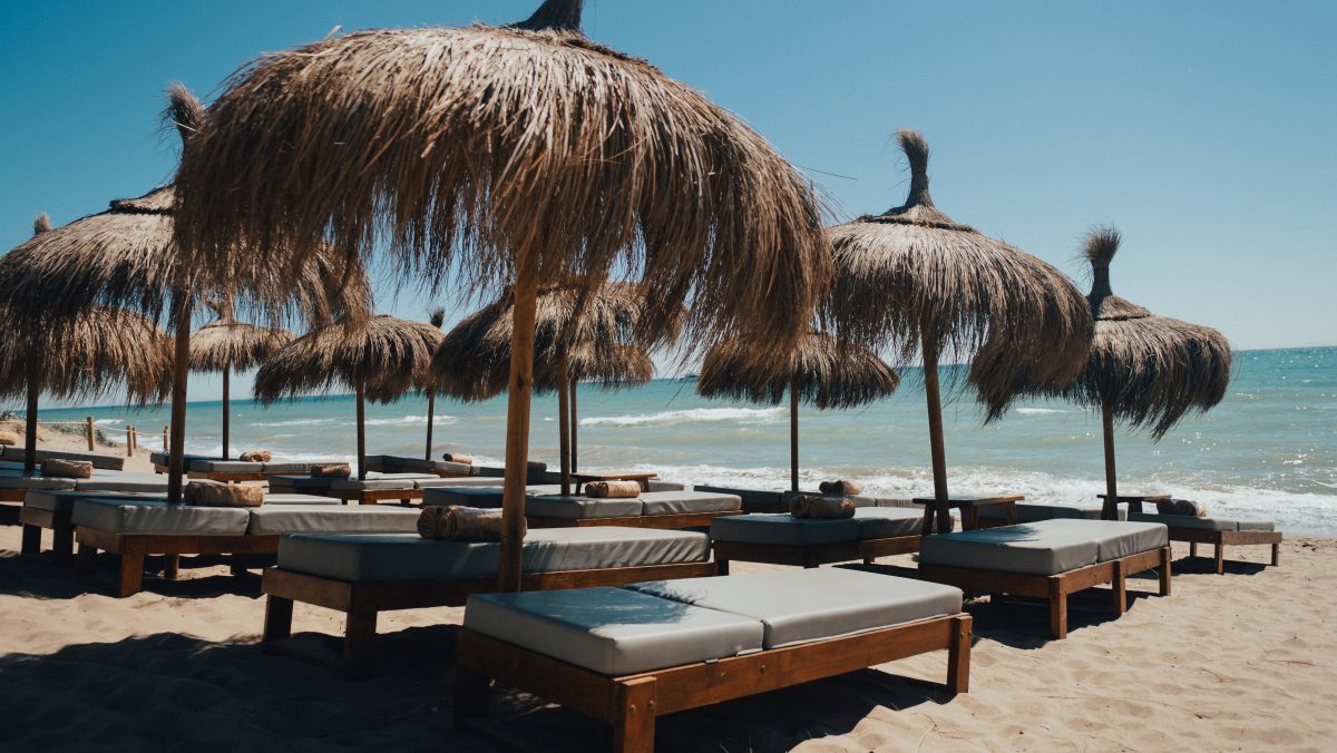 Sabine Beach Club Marbella: el plan sin prisas donde el día empieza al sol y termina con música viendo el atardecer - sabine beach marbella sabine beach marbella