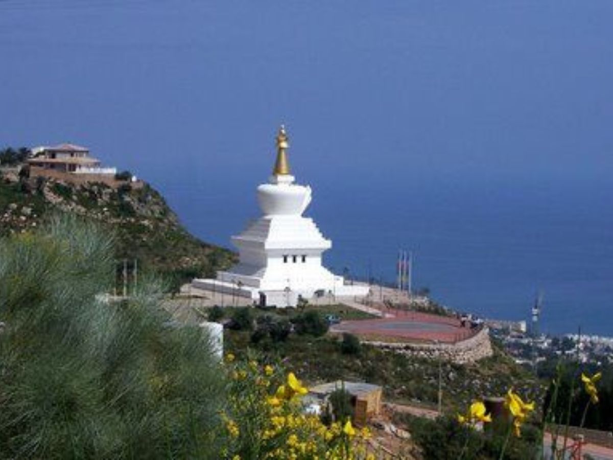 De Japón a África sin salir de Málaga: la Costa del Sol, un viaje por el mundo en pocos kilómetros - stupa benalmadena stupa benalmadena