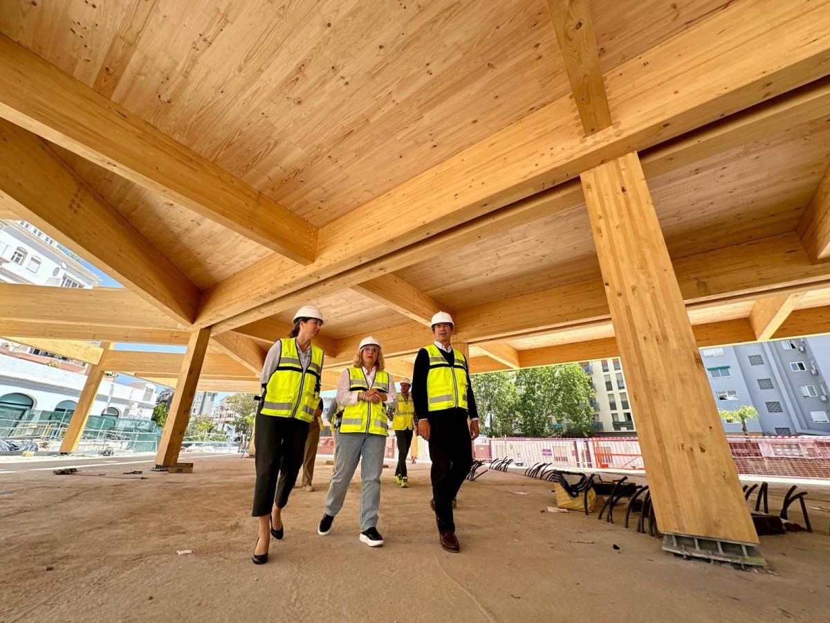 El nuevo Mercacentro de Fuengirola toma forma con la instalación de su estructura de madera - visita obras mercacentro fuengirola visita obras mercacentro fuengirola