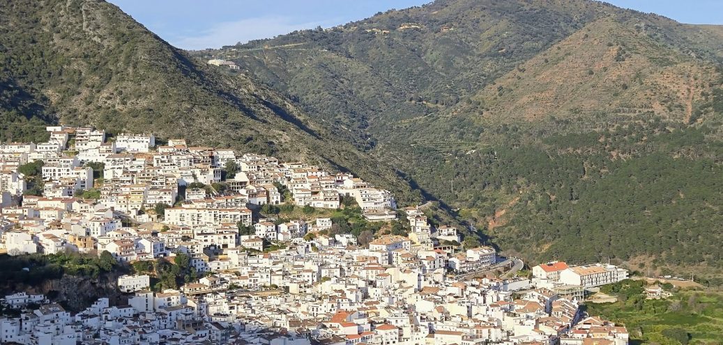 Luz verde a dos proyectos clave de Ojén: un nuevo colegio y un aparcamiento en la zona sur - vista general ojen e1777551201778 vista general ojen