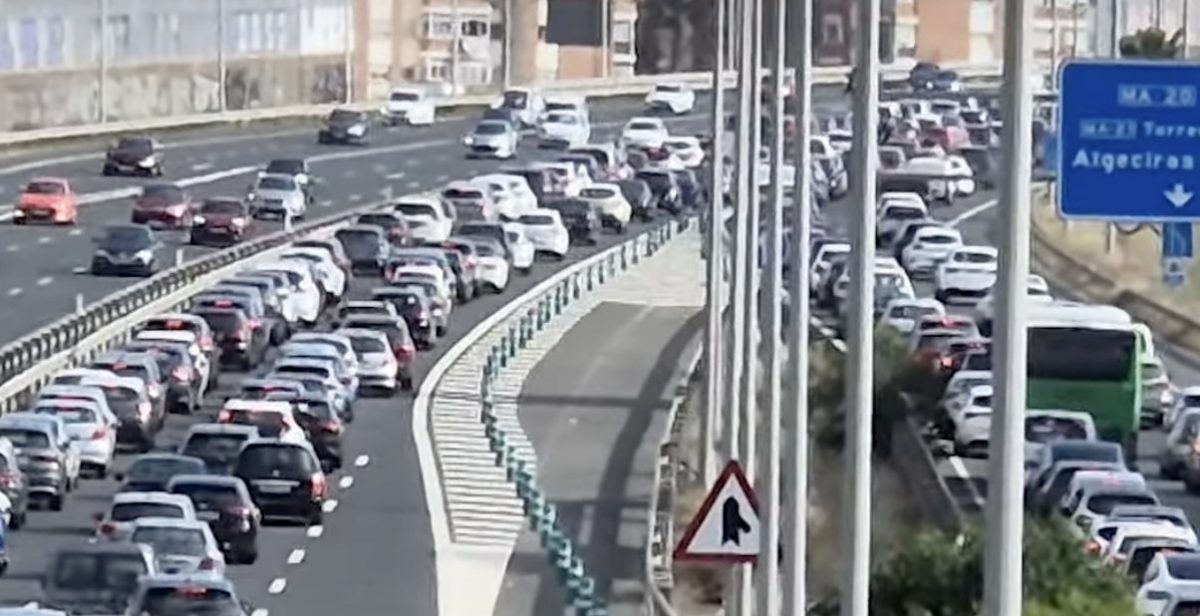 Un accidente múltiple colapsa la MA-20 y provoca largas retenciones hacia Torremolinos - Atasco Malaga Atasco en las carreteras malagueñas