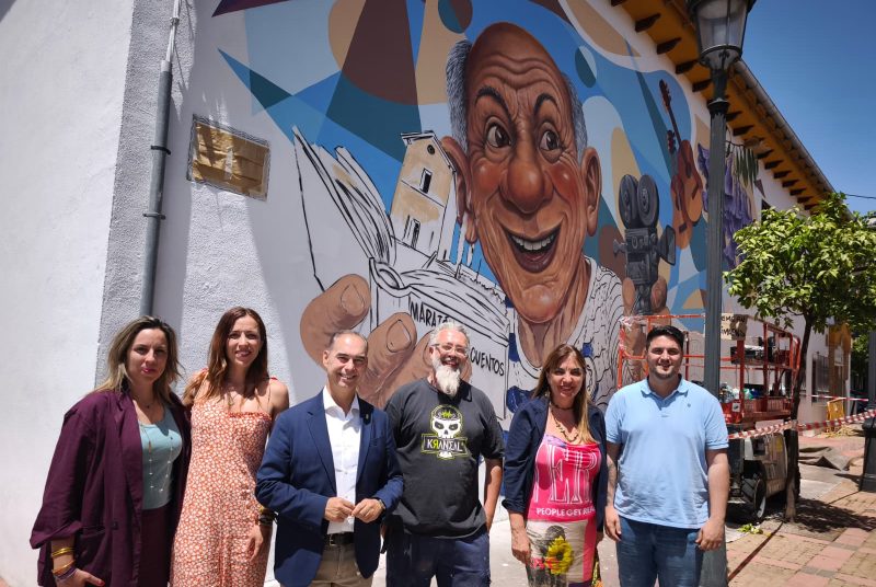 Benalmádena transforma la Casa de la Cultura en un gran mural urbano inspirado en su identidad y su historia - Benalmadena mural Visita del alcalde al mural