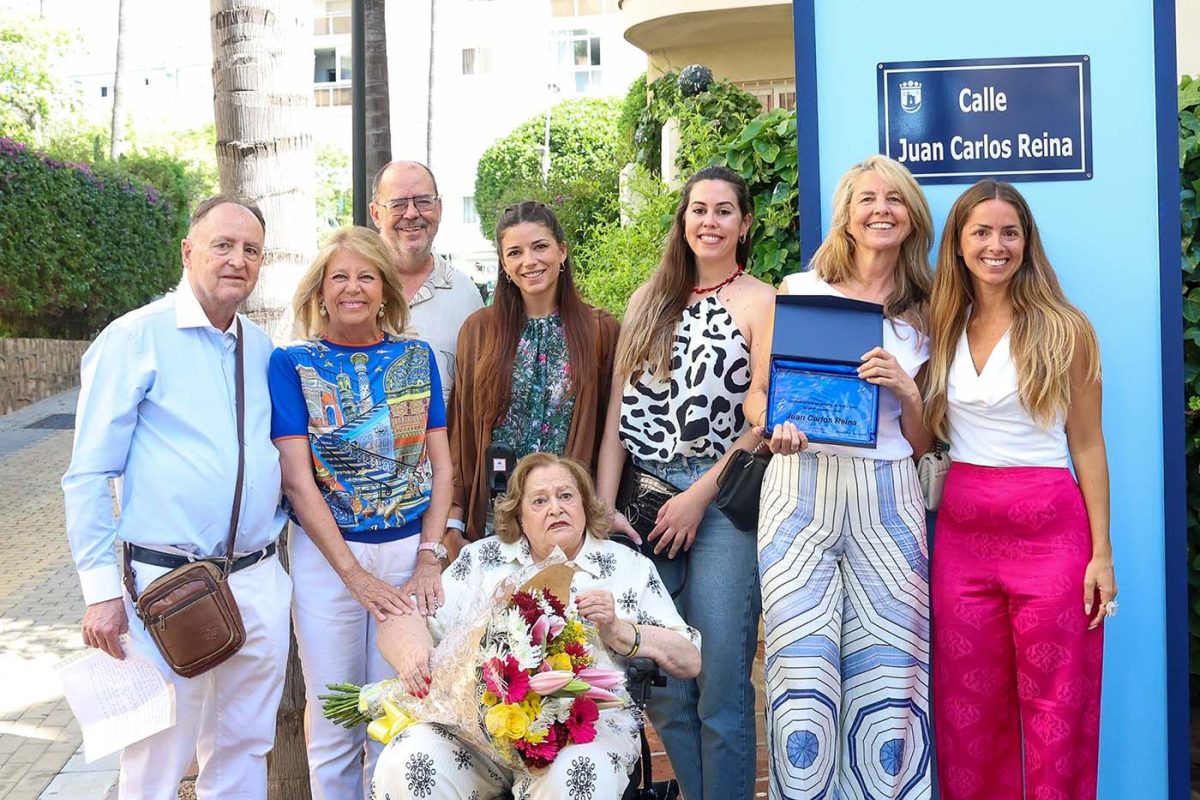 Juan Carlos Reina, referente del periodismo local, da nombre a una calle de Marbella - Calle Juan Carlos Reina La familia y la alcaldesa posan en la calle Juan Carlos Reina