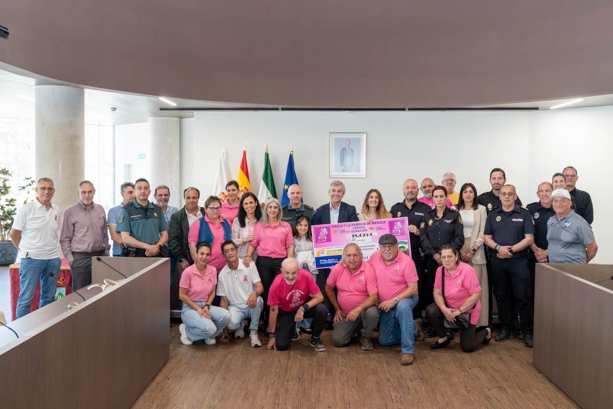 La asociación Paula y la Fábrica de Médula dona 18.000 euros para investigar la leucemia infantil - ENTREGA CHEQUE 18.000E LA MEDULA DE PAULA baja 04 05 26 Entrega del cheque en el Ayuntamiento de Estepona.