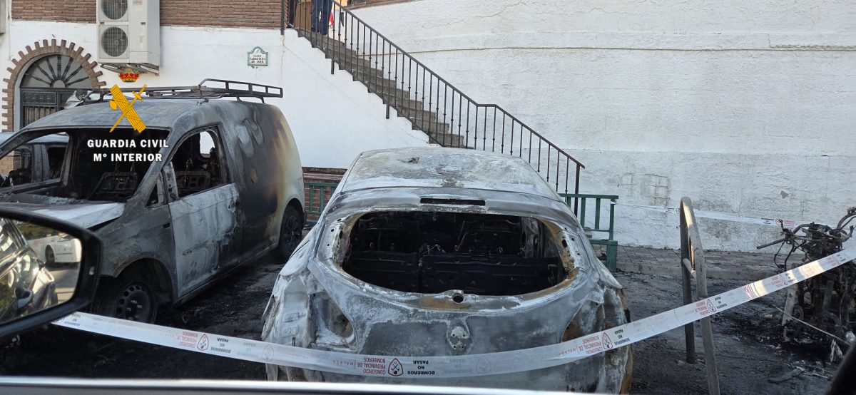 Tres turismos, una moto y tres contenedores calcinados en Cártama: detenido el presunto autor - Fotos incendio vehiculos cartama Fotos incendio vehículos cártama