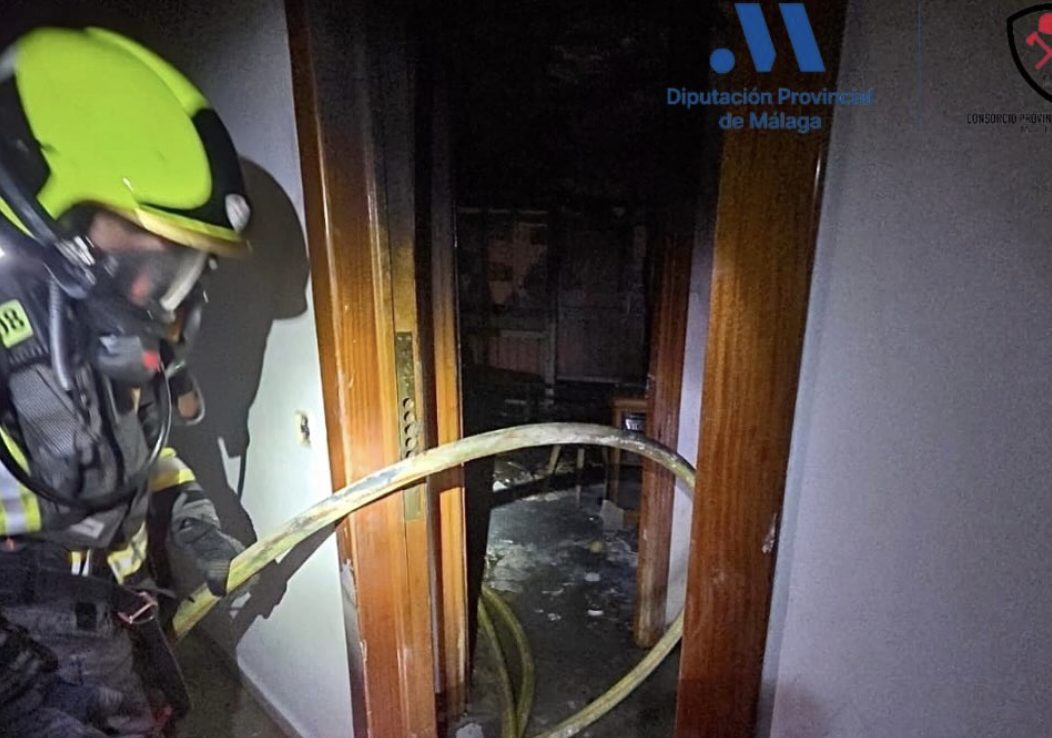 Un incendio calcina una vivienda en la avenida San Lorenzo de Estepona y obliga a desalojar a varios vecinos - Incendio Estepona Una vivienda queda calcinada en Estepona tras un incendio durante la madrugada