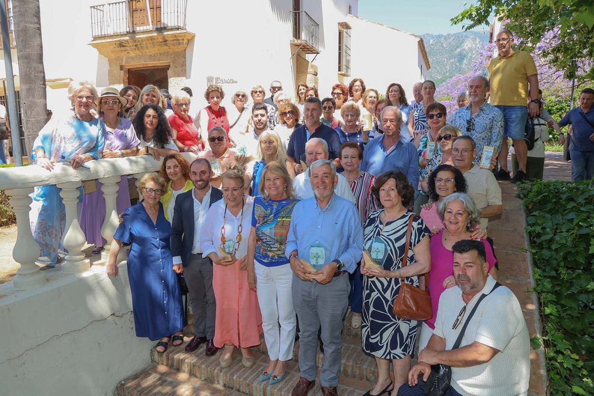 La Hermandad de La Columna se impone entre 25 participantes en las Cruces de Mayo de Marbella - Marbella Cruz de Mayo La alcaldesa, con los premiados