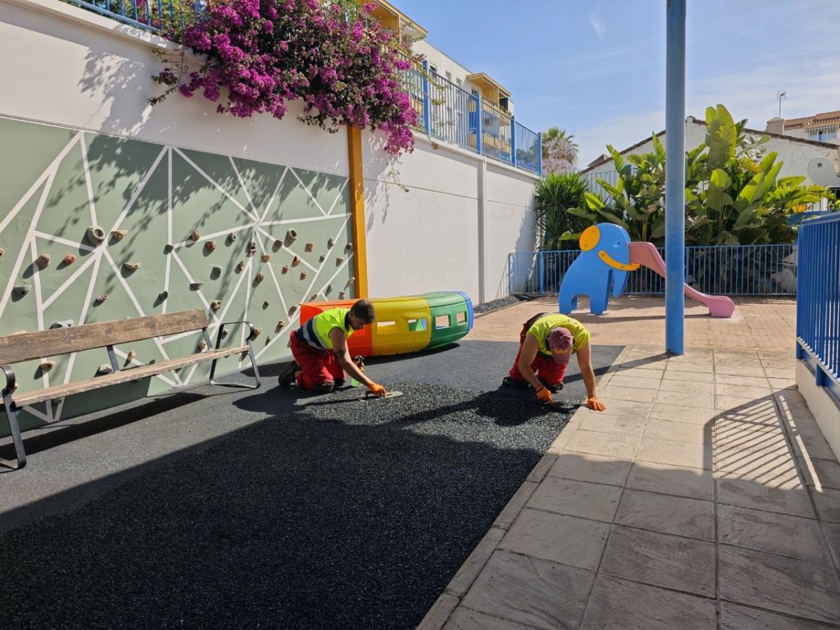 Estepona renueva el suelo de seguridad de las zonas infantiles de dos colegios del municipio - Mejoras en pavimento de colegios El Ayuntamiento de Estepona sustituye el suelo de seguridad en áreas infantiles de dos centros educativos