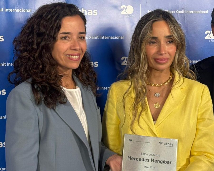 La chaqueta amarilla de Mercedes Mengíbar ilumina el homenaje más emotivo de Vithas - Mercedes Mengibar Vithas Benalmadena e1779442614758 Mercedes Mengíbar Vithas Benalmadena