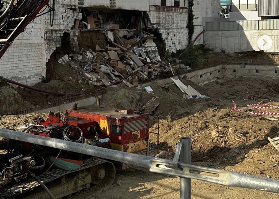 Un proyecto urbanístico provoca el derrumbe de dos naves en Mijas - Naves Las Lagunas El avance de una promoción urbanística termina con el derrumbe de dos naves en Mijas