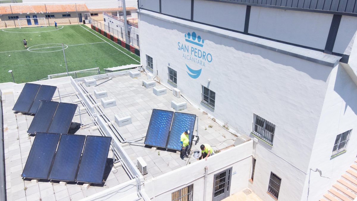 Tres semanas de obras para reparar cubiertas y humedades en el Estadio Antonio Naranjo de San Pedro - Obras Estadio Antonio Naranjo Obras Estadio Antonio Naranjo
