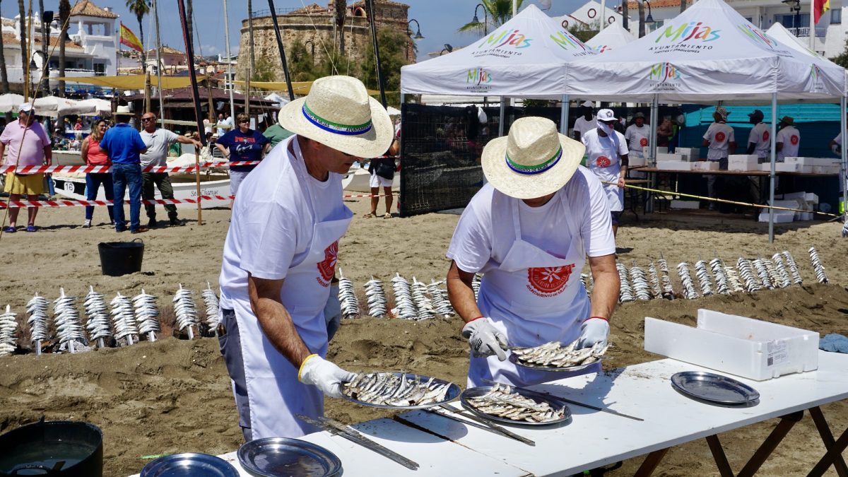 La Cala de Mijas reparte más de 600 kilos de sardinas en una multitudinaria sardinada - Sardinada La Cala9 La sardina es un evento consolidado en Mijas