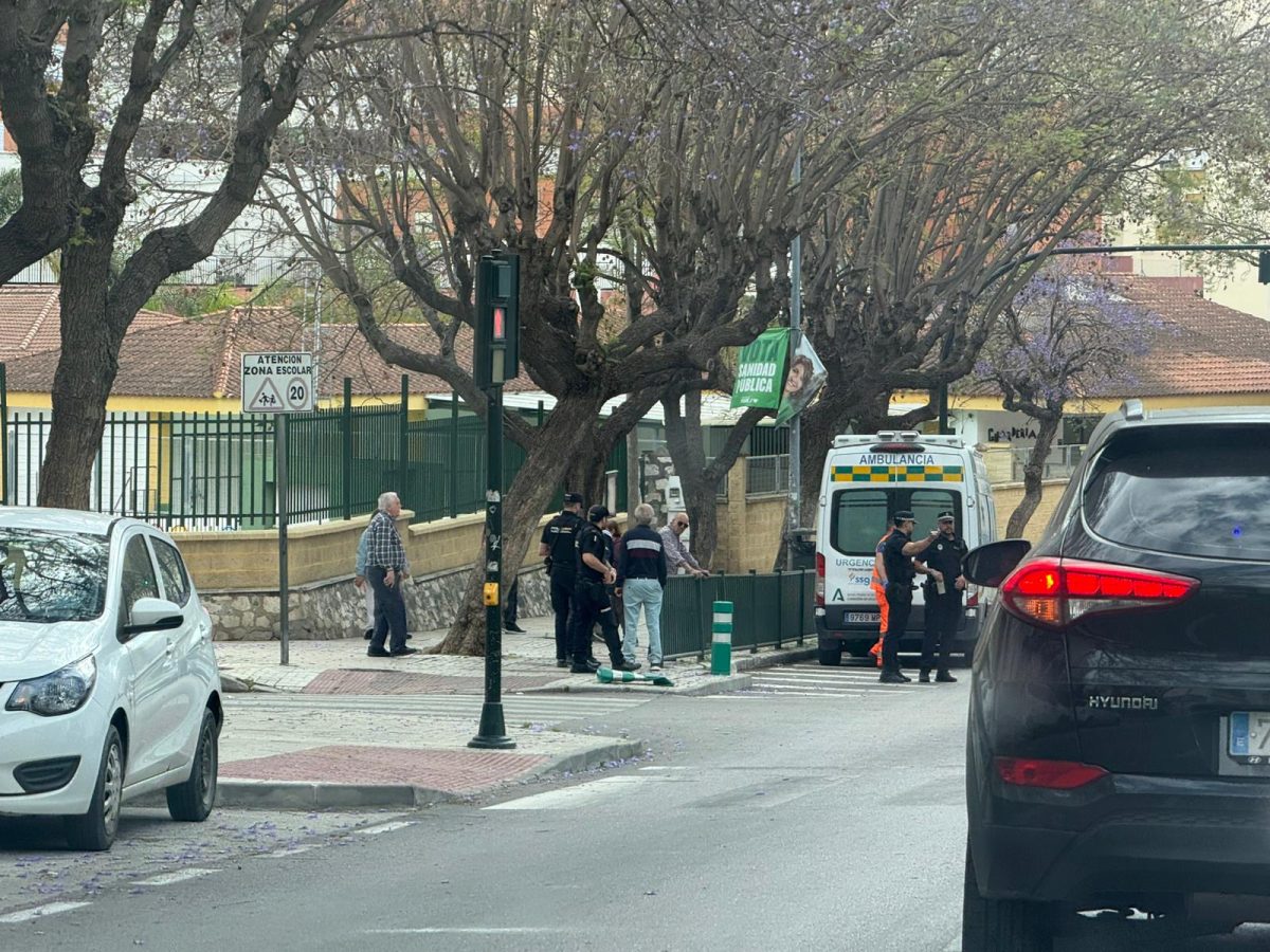 Atendida una mujer tras un accidente entre una moto y un coche en la avenida Andalucía de Estepona - accidente avenida andalucia estepona Atendida una mujer tras un accidente entre una moto y un coche en la avenida Andalucía de Estepona
