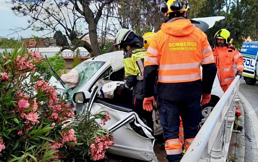 Excarcelado y trasladado al hospital tras sufrir un accidente en una rotonda de Torremolinos - accidente coche rotonda torremolinos e1778316891668 accidente coche rotonda torremolinos