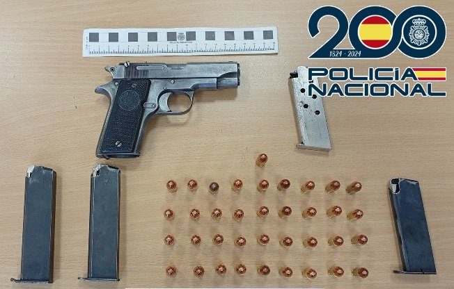 Intervenidas dos pistolas reales, munición y 800 gramos de cocaína en Málaga - armas intervenidad e1779089790216 armas intervenidas
