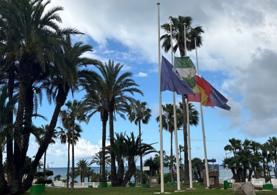 Banderas a media asta en la Costa del Sol en señal de luto tras la muerte de los guardias civiles en Huelva - banderas media asta benalmadena e1778339976915 banderas media asta benalmádena