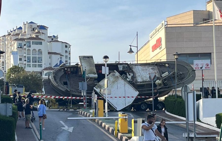 Un barco de grandes dimensiones vuelca en la rotonda del Puerto Deportivo de Estepona durante su traslado - barco carretera puerto estepona e1778181481449 Un barco de grandes dimensiones vuelca en la rotonda del Puerto Deportivo de Estepona durante su traslado
