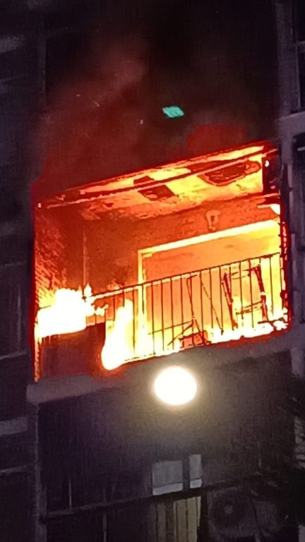 Un hombre resulta herido con quemaduras tras el incendio de una vivienda en Málaga - incendio avenida Antonio Gaudi en la zona de Carretera de Cadiz de Malaga capital Un hombre resulta herido con quemaduras tras el incendio de una vivienda en Málaga - incendio avenida Antonio Gaudi en la zona de Carretera de Cadiz de Malaga capital