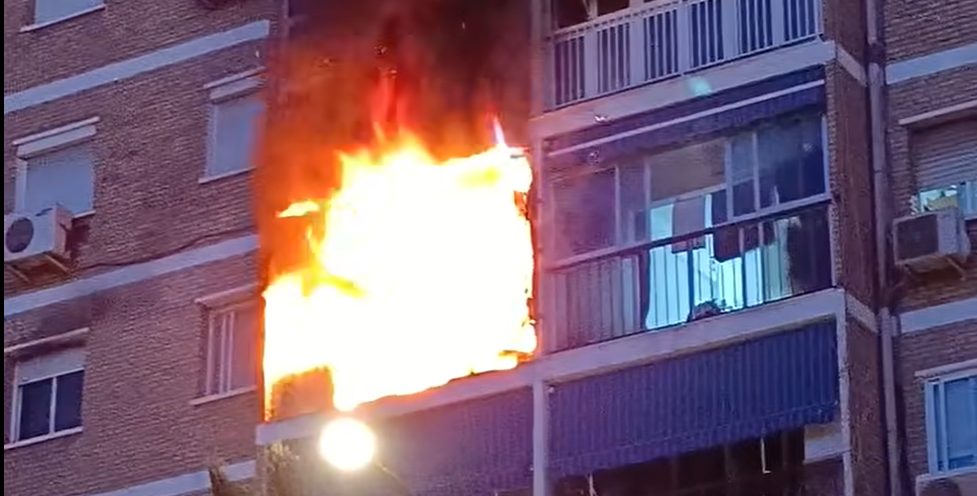 Un hombre resulta herido con quemaduras tras el incendio de una vivienda en Málaga - incendio avenida antonio gaudi malaga incendio avenida antonio gaudi malaga