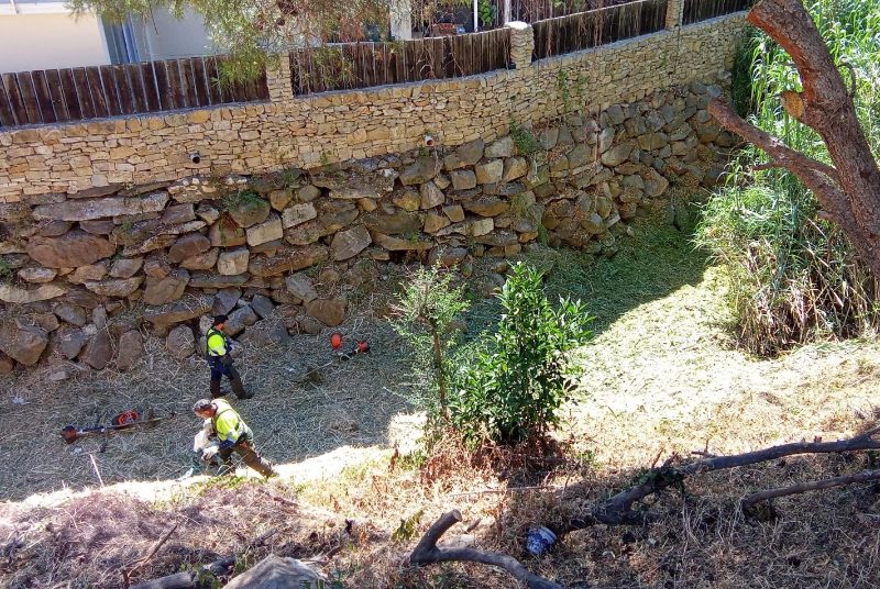 Benalmádena mantiene activa su campaña preventiva con actuaciones en arroyos y espacios públicos - Benalmadena limpieza cauces Benalmádena refuerza la prevención de incendios con la limpieza de arroyos y parcelas