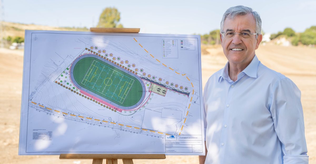 Estepona inicia las obras de un velódromo con campo de fútbol 11 y las primeras instalaciones de rugby de la ciudad - FOTO ALCALDE PRESENTACION VELODROMO BAJA 01 06 26 e1780398924503 Estepona inicia las obras de un velódromo con campo de fútbol 11 y las primeras instalaciones de rugby de la ciudad - FOTO ALCALDE PRESENTACION VELODROMO BAJA 01 06 26 e1780398924503
