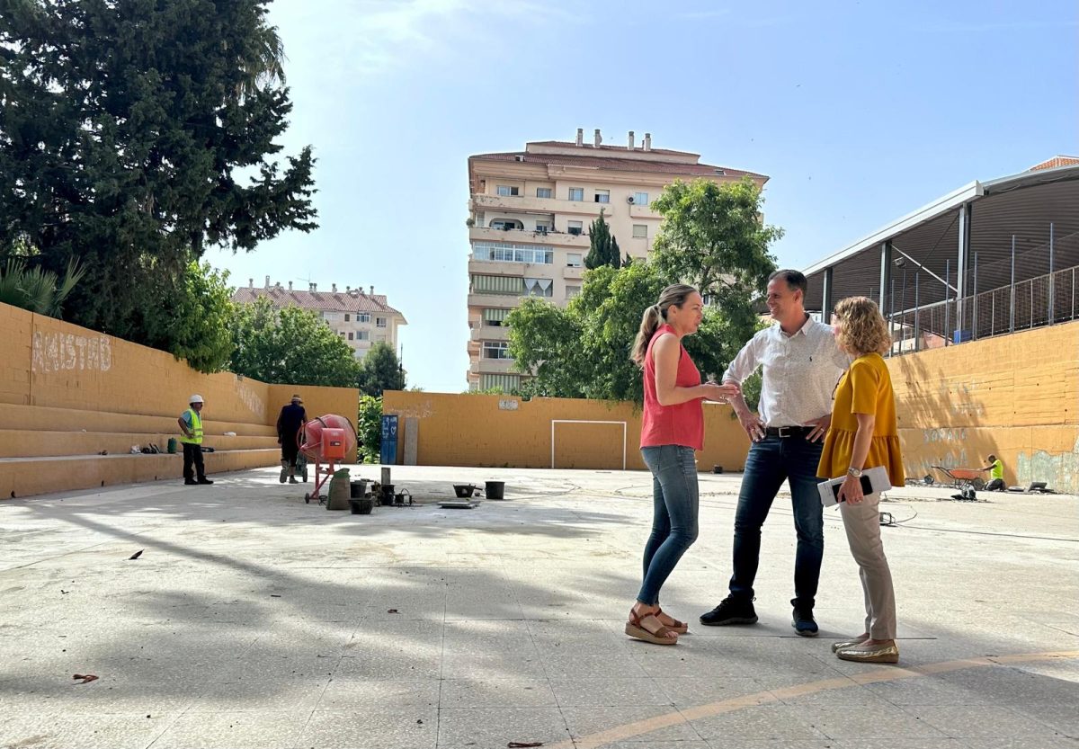 Fuengirola recupera la pista de El Tejar para garantizar los entrenamientos de hockey - Fuengirola pista hockey Visita municipal a la pista de hockey