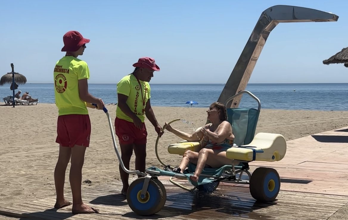 Bañarse en el mar sin barreras: así funciona el servicio de playas accesibles de Fuengirola - IMG 7707 Bañarse en el mar sin barreras: así funciona el servicio de playas accesibles de Fuengirola