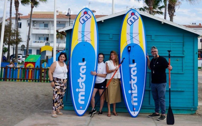 Mijas lanza ‘Territorio Juventud’ con deportes acuáticos gratuitos en la playa de La Cala - Mijas Territorio Juventud Paddle surf, kayak y vóley playa protagonizan el verano joven en Mijas