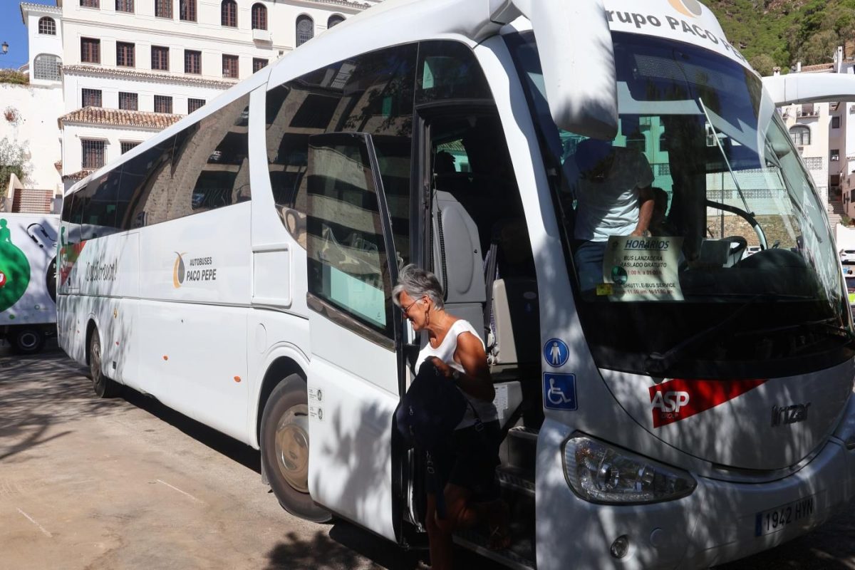 El Ayuntamiento de Mijas adjudica el servicio de lanzaderas hasta 2027 por casi medio millón de euros - Mijas bus urbano Mijas pondrá en marcha autobuses lanzadera para mejorar la movilidad en eventos y zonas céntricas