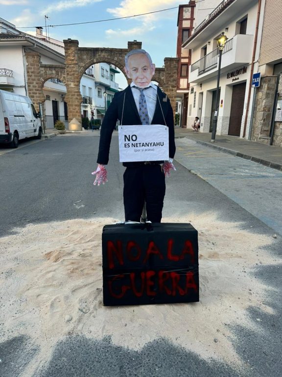 “No es Netanyahu (por si acaso)”: Alozaina quema por San Juan un muñeco inspirado en el primer ministro israelí - Netanyahu alozaina “No es Netanyahu (por si acaso)”: Alozaina quema por San Juan un muñeco inspirado en el primer ministro israelí - Netanyahu alozaina