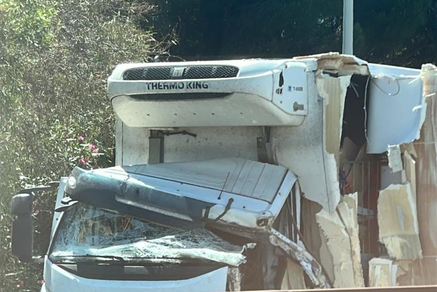 Un herido en un accidente entre dos camiones en la A-7 a su paso por Marbella: más de cinco kilómetros de retenciones - accidente a7 marbella camiones accidente a7 marbella camiones