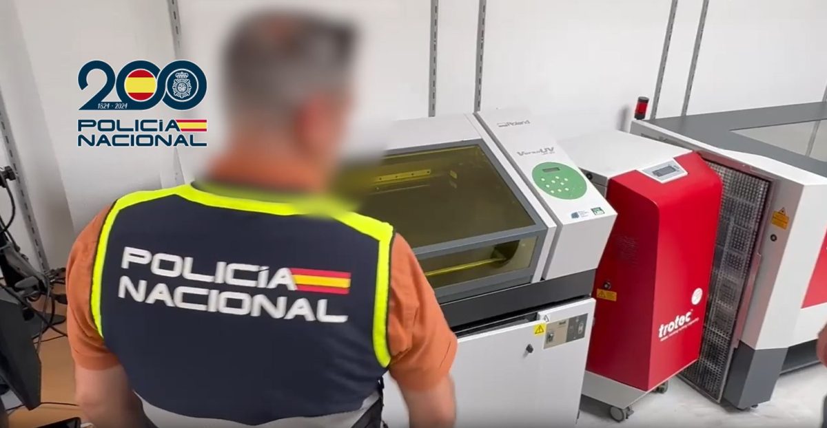 Cae en la Costa del Sol una red internacional que fabricaba carnés de conducir falsos del Reino Unido - actuacion policia nacional carnet falsos Cae en la Costa del Sol una red internacional que fabricaba carnés de conducir falsos del Reino Unido - actuacion policia nacional carnet falsos