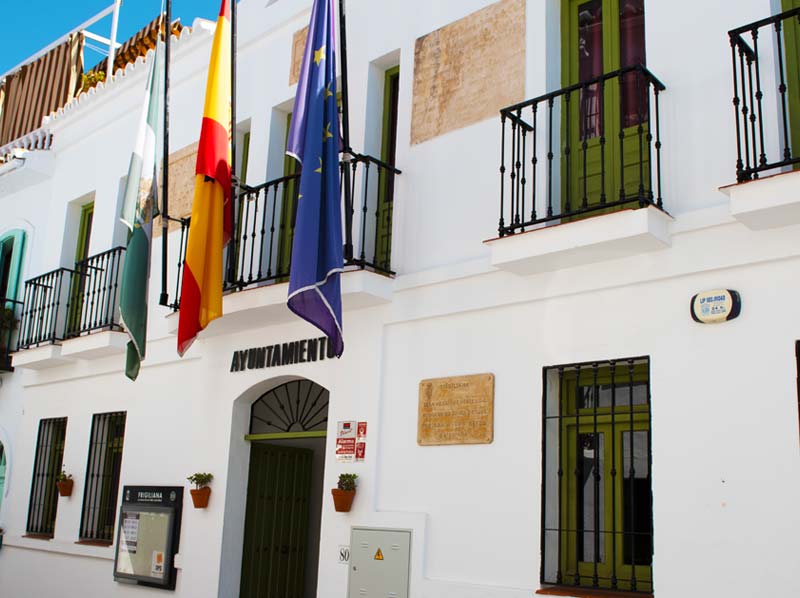 La Guardia Civil registra el Ayuntamiento de Frigiliana en una investigación por prevaricación y malversación - ayuntamiento frigiliana ayuntamiento frigiliana