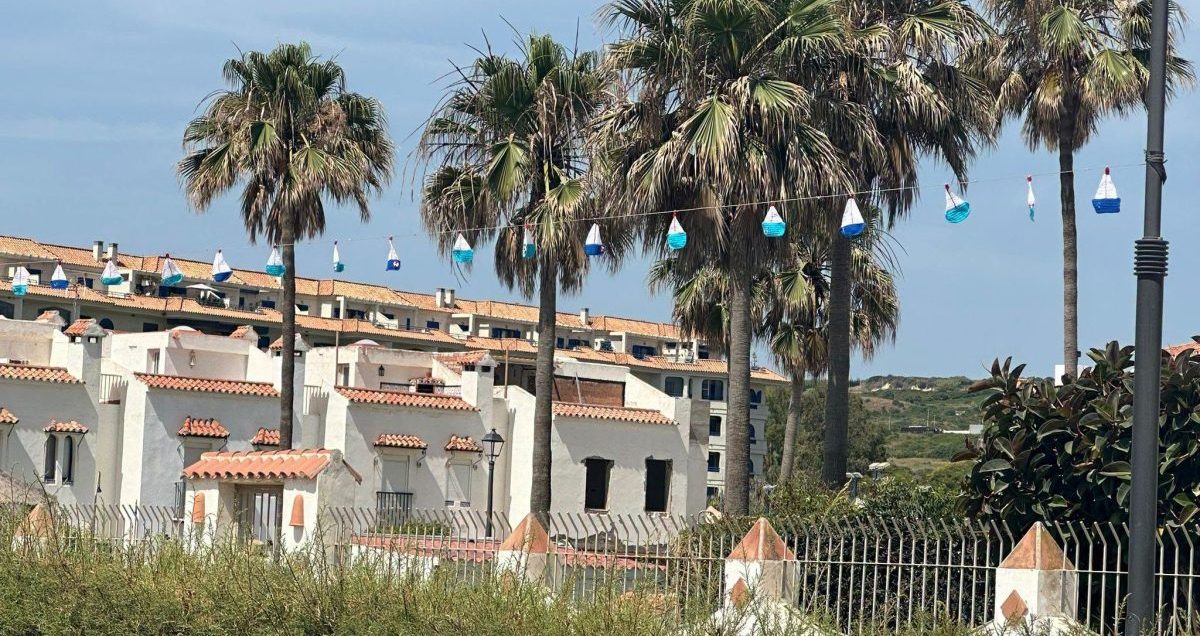 Los barcos de crochet regresan a las playas de Casares como símbolo del verano - barcos crochet casares e1781809782302 barcos crochet casares