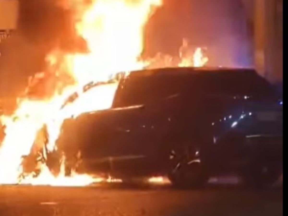 Un coche arde tras chocar contra un quitamiedos en la A-7 a la altura de Sabinillas - coche llamas accidente sabinillas coche llamas accidente sabinillas