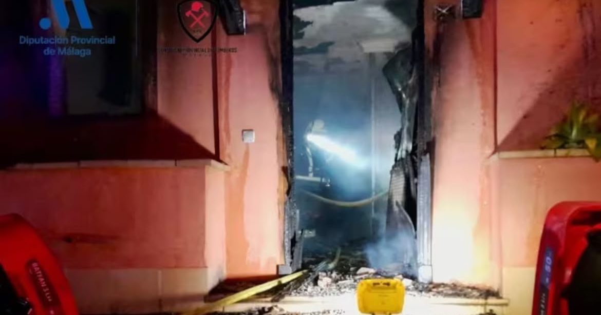 Un incendio calcina un apartamento en Manilva y obliga a evacuar las viviendas colindantes - incendio apartamento manilva e1781348440155 Un incendio calcina un apartamento en Manilva y obliga a evacuar las viviendas colindantes - incendio apartamento manilva e1781348440155