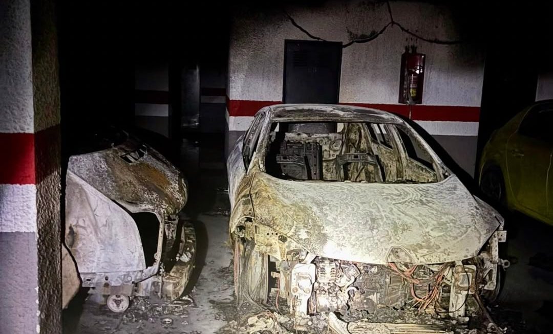 Desalojan de forma preventiva cinco edificios por el incendio de varios coches en un garaje de Sabinillas - incendio coche sabinillas e1780306573708 Desalojan de forma preventiva cinco edificios por el incendio de varios coches en un garaje de Sabinillas - incendio coche sabinillas e1780306573708
