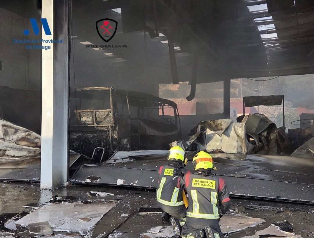 Un aparatoso incendio en una nave junto a una gasolinera genera gran alarma en Vélez-Málaga - incendio nave velez malaga incendio nave velez malaga