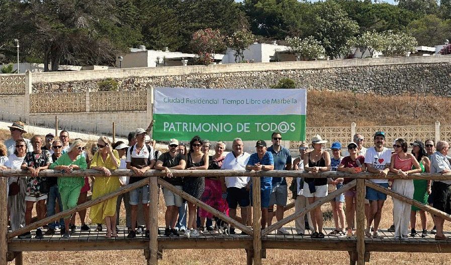 Una playa de la Costa del Sol, entre las 48 Banderas Negras del litoral español - manifestacion ciudadanos playa marbella bandera negra e1782839758622 Una playa de la Costa del Sol, entre las 48 Banderas Negras del litoral español - manifestacion ciudadanos playa marbella bandera negra e1782839758622