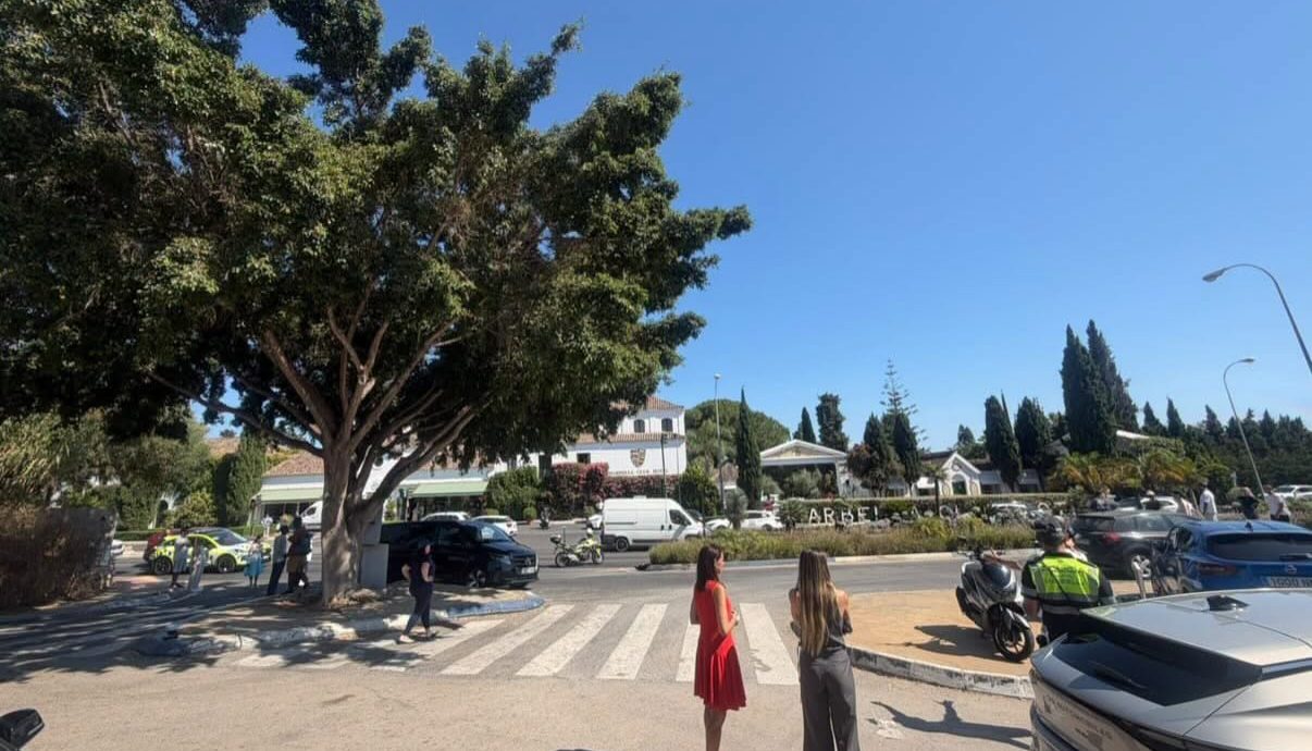Un motorista de 19 años, trasladado al Hospital Costa del Sol tras un accidente con un coche en Marbella - motorista atropellado marbella e1782838659319 Un motorista de 19 años, trasladado al Hospital Costa del Sol tras un accidente con un coche en Marbella - motorista atropellado marbella e1782838659319