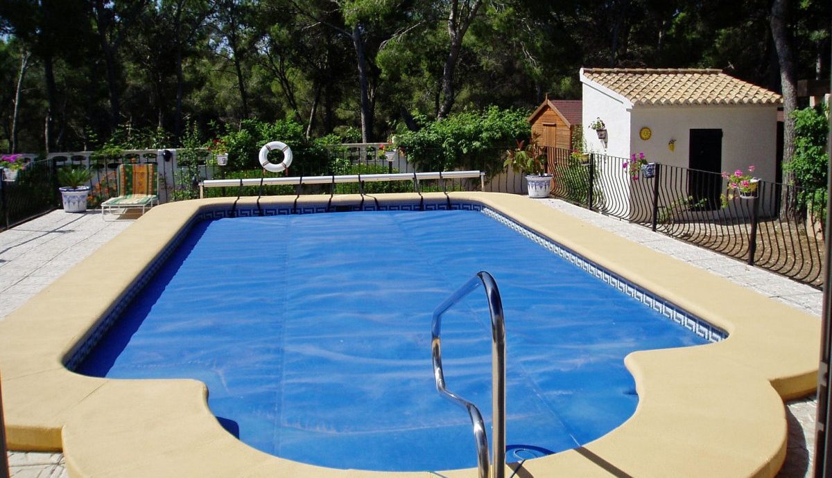 La crisis de Oriente Próximo dispara las reservas de casas rurales en Málaga para este verano - piscina casa rural e1781118192433 La crisis de Oriente Próximo dispara las reservas de casas rurales en Málaga para este verano - piscina casa rural e1781118192433