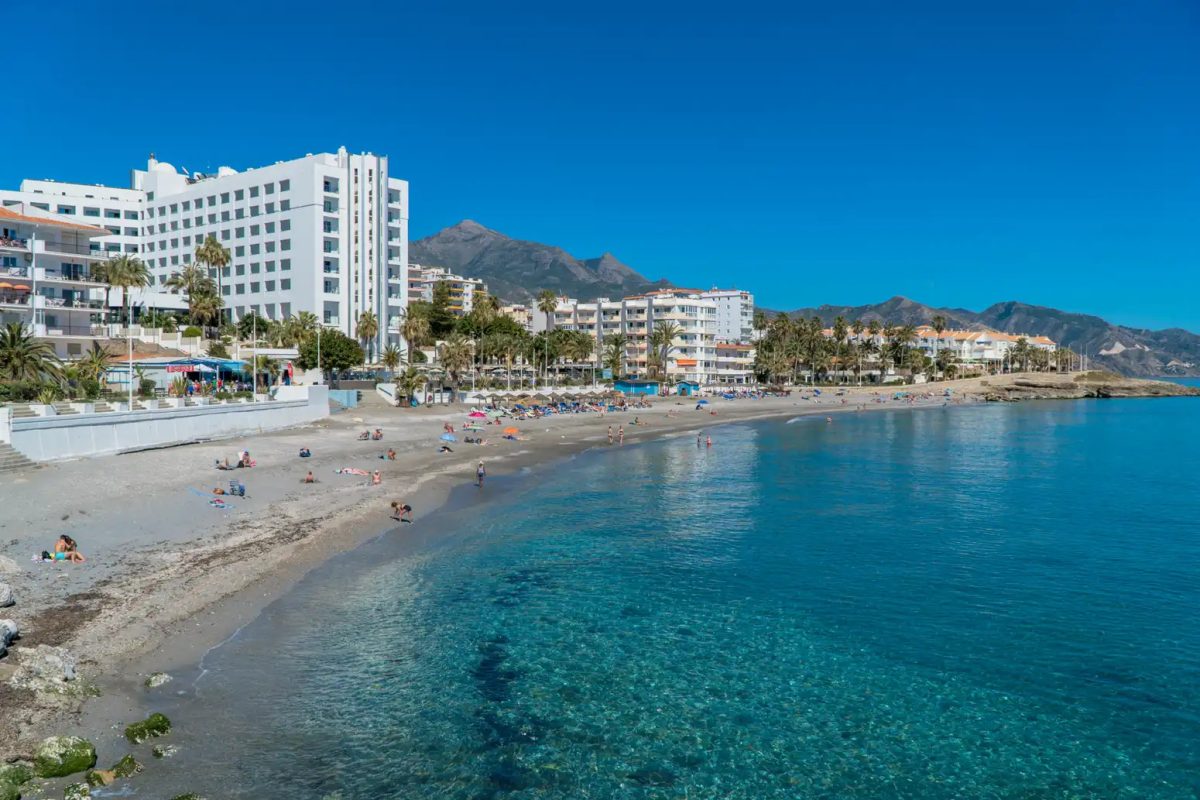 Fallece un hombre de 70 años mientras se bañaba en una playa de Nerja - playa de la torrecilla nerja Fallece un hombre de 70 años mientras se bañaba en una playa de Nerja - playa de la torrecilla nerja