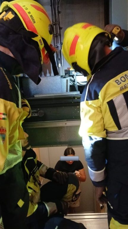 Rescatan a una persona atrapada en un ascensor que cayó cinco metros en Benalmádena - rescate ascensor benalmadena